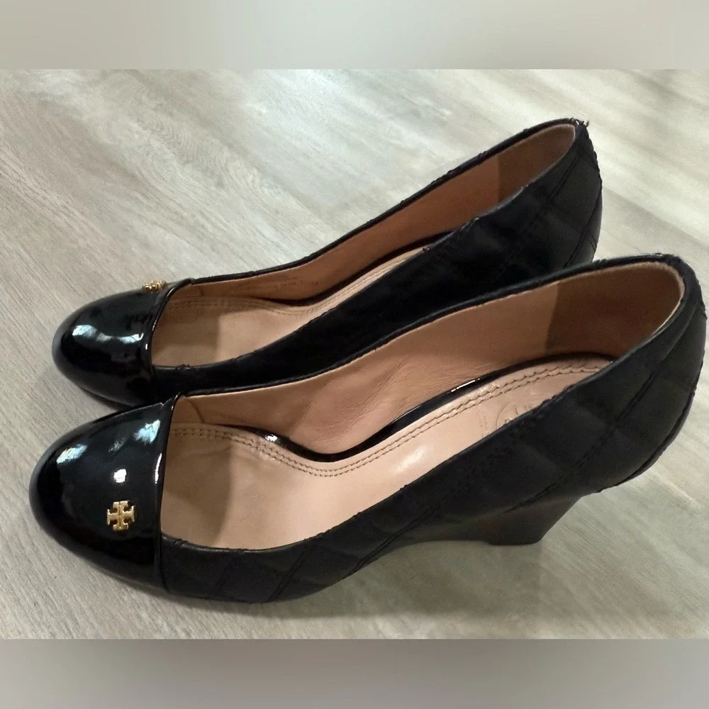Tory Burch Black Quilted Patent Toe Wedge Pumps Women's Shoes sz 7.5